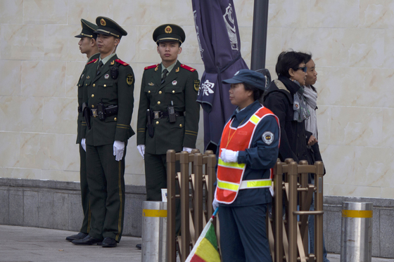 제19차 중국 공산당대회를 앞둔 지난 15일 베이징 인민대회당 앞에서 공안들이 경계 근무를 서고 있다. [베이징 AP=연합뉴스]