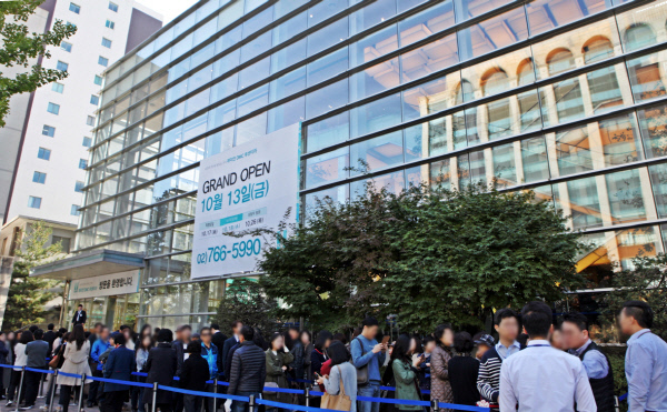 삼성물산이 지난 13일 서울 종로에 문 연 ‘래미안 DMC 루센티아’ 견본주택에서 방문객들이 줄 서 있다.    |삼성물산 제공