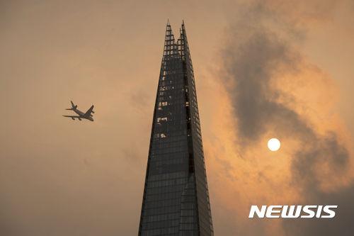 【런던=AP/뉴시스】16일(현지시간) 영국 런던의 하늘에 붉은 태양이 떠있다. 태풍 '오필리아'로 인해 남쪽 대륙의 열대성 공기와 먼지가 영국쪽으로 올라오면서 나타난 현상이다. 2017.10.17.