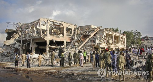지난 14일 발생한 소말리아 모가디슈 폭탄테러 현장 [AP Photo/Farah Abdi Warsameh=연합뉴스]