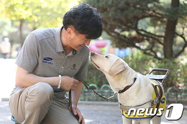 신규돌 훈련사와 후보견 자몽.(사진 삼성화재안내견학교 제공) © News1