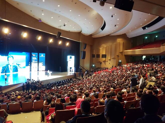 25일 벡스코 오디토리움에서 열린 ‘2017 ITU(국제전기통신연합) 텔레콤 월드’ 개막식에 3000여명이 참가했다. 김광수 기자