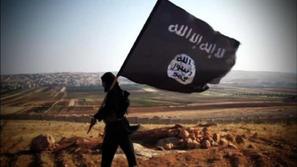 이슬람국가(IS) 조직원이 IS 깃발을 들고 있는 모습.  경향신문 자료사진