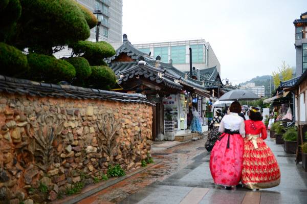 전주 한옥마을은 한 해 1000만명 이상이 찾는 관광명소로 떴다. 1920년대 지어진 토담집 꽃담을 따라 전통 한복을 입은 중년 여성들이 골목을 걷고 있다.