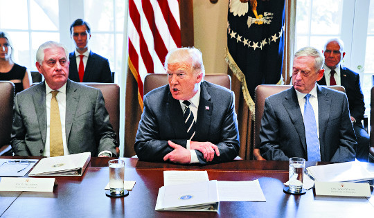 도널드 트럼프 미국 대통령(가운데)이 16일(현지시간) 워싱턴 백악관에서 렉스 틸러슨 국무장관(왼쪽), 제임스 매티스 국방장관과 나란히 앉아 각료회의를 주재하고 있다. 트럼프 대통령 뒤편 왼쪽 창가에 백악관 선임고문인 장녀 이방카와 사위 재러드 쿠슈너, 오른편 창가에 허버트 맥매스터 국가안보보좌관이 앉아 있다.   AP뉴시스