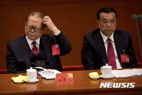 【베이징=AP/뉴시스】장쩌민 전 중국 국가주석(왼쪽)이 18일 베이징 인민대회당에서 열린 제19차 공산당 전국대표대회(당대회)에 참석해 시진핑 주석의 연설을 듣는 도중 머리를 긁고 있다. 오른쪽은 리커창 총리이다. 시 주석은 이날 약 3시간 30분동안 연설했다. 2017.10.18