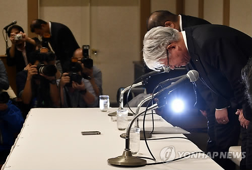 (도쿄 EPA=연합뉴스) 일본 고베제강의 가와사키 히로야 사장(오른쪽)이 13일(현지시간) 도쿄에서 기자회견 시작 전 고개 숙여 인사하고 있다.