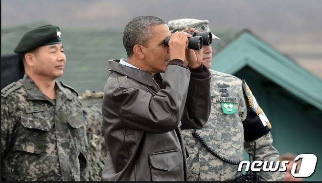 버락 오바마 미 대통령은 지난 2012년 비무장지대를 방문했다. © AFP=뉴스1
