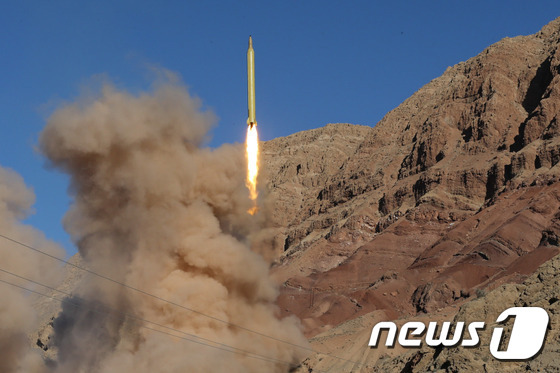 이란의 장거리 탄도미사일 카다르가 2016년 3월 9일(현지시간) 북부 알보르즈 산맥에서 발사돼 상공으로 치솟고 있다. 이란은 혁명수비대가 2발의 미사일을 시험발사했다고 밝혔다 ©AFP=News1
