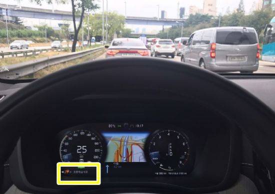 볼보 운전자가 '조향하십시오' 경고 문구를 여러 차례 무시하면, 차량은 반자율주행 기능을 해제하고, 차량의 주행 속도를 자동으로 줄인다. (사진=지디넷코리아)