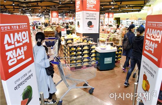 고객들이 서울 등촌동 홈플러스 강서점에서 신선식품을 살펴보고 있다.