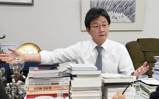 유승민 바른정당 의원이 18일 국회 의원회관에서 한국일보와 인터뷰에서 중도신당 추진 의지를 처음 밝혔다. 오대근 기자