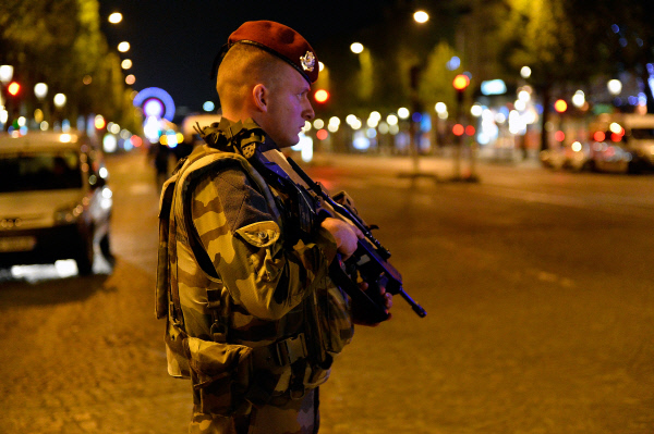 프랑스 군인이 지난 4월 20일 파리 샹젤리제 거리에서 경찰을 공격한 총기 테러가 일어나자 경계를 서고 있다. 게티이미지코리아