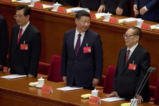 사진=AP/뉴시스  /  (왼쪽부터) 후진타오 전(6대) 주석, 현 시진핑 주석, 장쩌민 전(5대) 주석