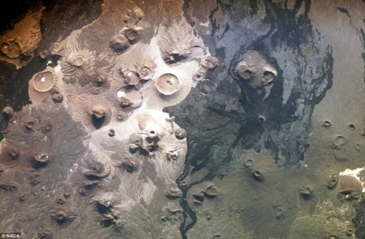 일부 구조물은 사우디아라비아에서 가장 높은 화산 중 하나인 ‘자발 아비야드’에서 남쪽으로 바로 아래 있는 종상화산(용암돔) 가장자리에 형성돼 있다.