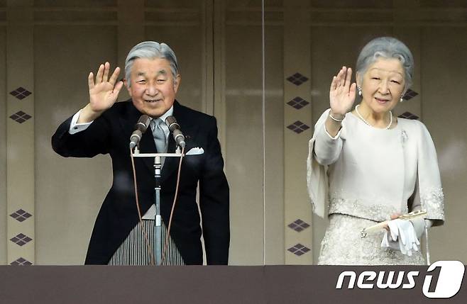 아키히토(明仁) 일왕과 미치코(美智子) 왕비© AFP=뉴스1