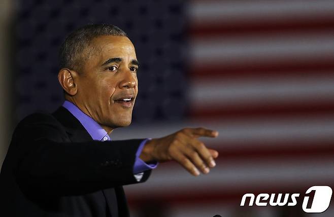 버락 오바마 전 미국 대통령이 퇴임 이후 처음으로 19일(현지시간) 선거 지원유세에 나섰다. © AFP=뉴스1