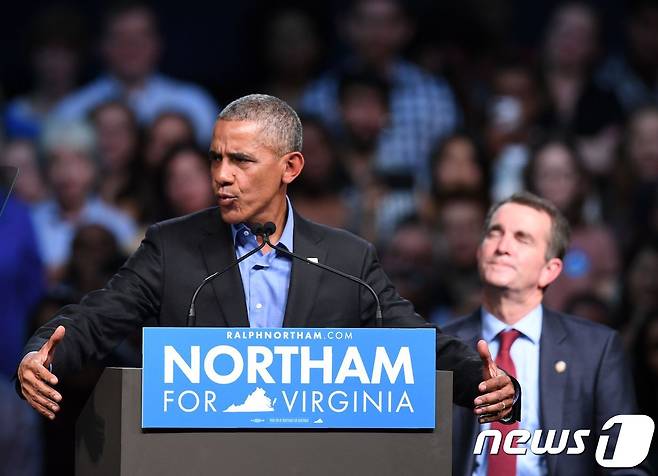 버락 오바마 전 미국 대통령이 버지니아·뉴저지 주지사 후보로 출마한 민주당 후보들을 위해 19일(현지시간) 지원유세에 나섰다. © AFP=뉴스1