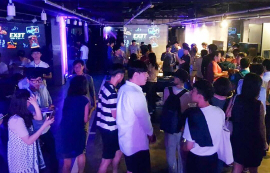 서울 강남구 역삼동에 위치한 마루180에서 진행된 네트워킹 파티에 참가한 입주 기업 관계자들이 이야기를 나누고 있다 . /사진제공=마루180