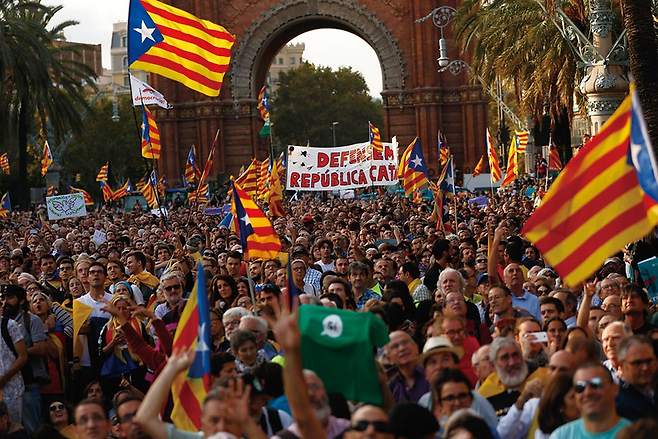 스페인 바르셀로나에서 10월11일 열린 카탈루냐 분리독립 지지 집회 참가자들 © 사진=AP연합