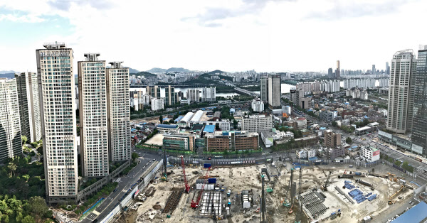 서울 용산구 한강로 일대 '용산 센트럴파크 해링턴 스퀘어' 공사 현장과 '용산 시티파크' 주상복합(왼쪽), '용산 푸르지오 써밋'(오른쪽) 등 고층 건물들의 모습. /효성 제공