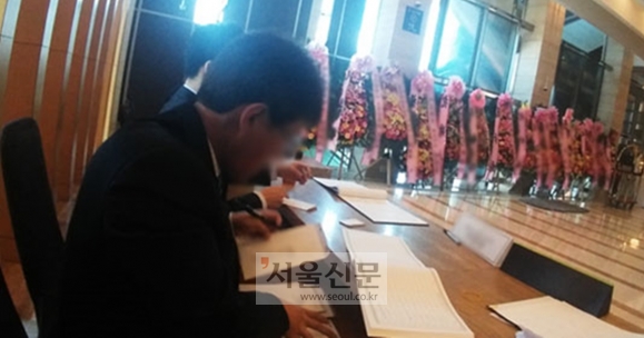 박모씨가 지난달 23일 서울 서초구의 한 결혼식장에서 올린 형 결혼식에서 축의금 접수대에 앉아 축의금 봉투를 정리하고 있다. 사진=독자 제공