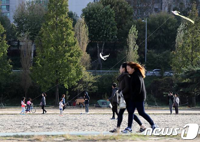 22일 오후 서울 송파구 잠실한강공원을 찾은 시민들이 연을 날리고 있다. 2017.10.22/뉴스1 © News1 구윤성 기자