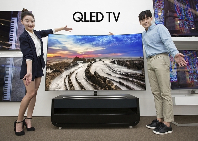 삼성전자 모델들이 QLED TV 'Q8(커브드)' 75형을 소개하고 있다. 삼성전자 제공