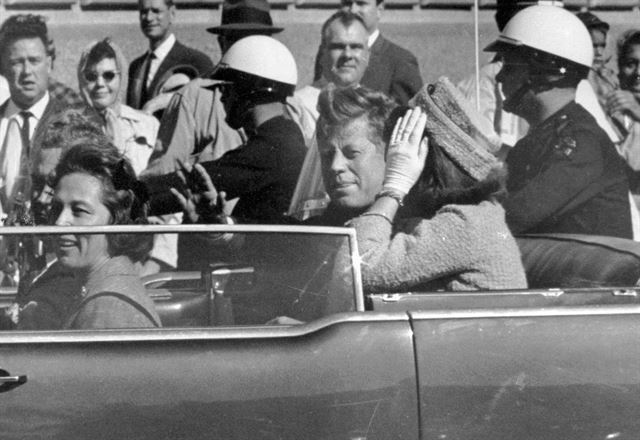 1963년 11월 22일 존 F. 케네디 미국 대통령(가운데)이 텍사스주 댈러스 시내에서 암살당하기 직전 카 퍼레이드를 하고 있던 모습. AP 연합뉴스 자료사진