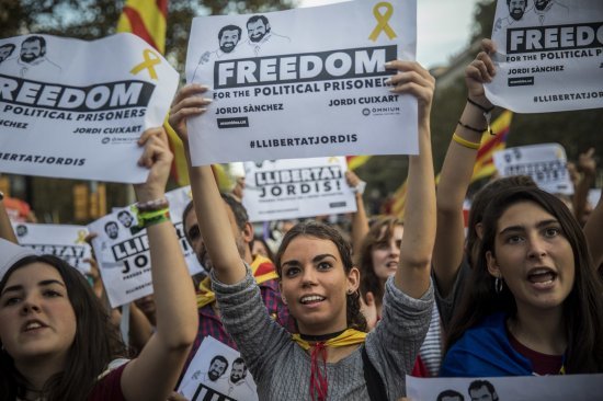 스페인 카탈루냐 바르셀로나에서 분리독립을 찬성하는 시민들이 21일(현지시간) 시위를 벌이고 있다. [AP=연합뉴스]