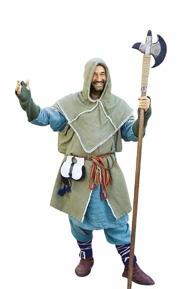 ④중세시대 복장과 창을 든 남성.