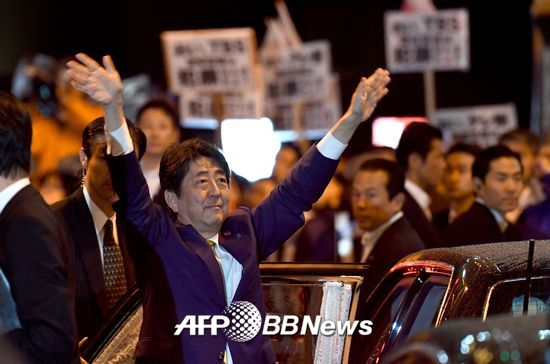아베 신조 일본 총리가 중의원 선거를 하루 앞둔 21일 일본 도쿄에서 마지막 유세 중에 지지자들에게 손을 흔들고 있다./AFPBBNews=뉴스1