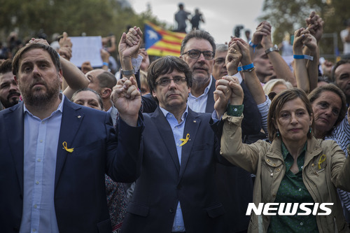 【바르셀로나=AP/뉴시스】21일(현지시간) 스페인 바르셀로나에서 카를레스 푸지데몬 카탈루냐 자치정부 수반(가운데)과 정부 관료들이 참가한 가운데 카탈루냐 분리독립 찬성 시위가 진행되고 있다. 2017.10.22.