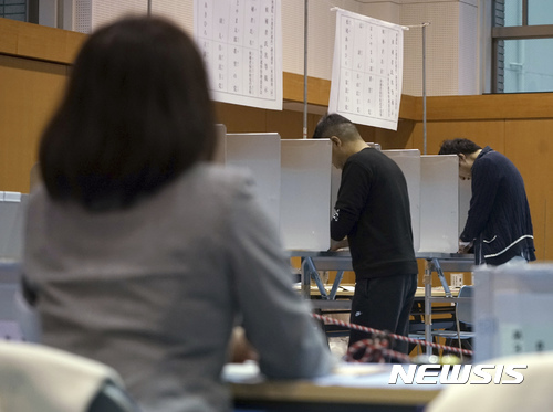 【도쿄=AP/뉴시스】일본 도쿄의 한 투표소에서 22일 유권자들이 중의원 선거에 참여하고 있다. 2017.10.22