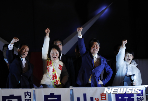 【도쿄=신화/뉴시스】일본에서 22일 중의원 선거가 치러지고 있다 .사진은 아베 총리(오른쪽 두번째)가 도쿄 거리유세에서 지지자들을 향해 주먹을 치켜들어 보이고 있는 모습. 2017.10.22