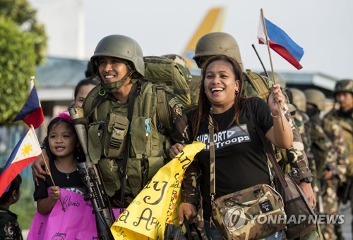 20일 필리핀 마라위 시에서 철수한 정부군 병사들이 가족들의 환영을 받는 모습[AFP=연합뉴스]