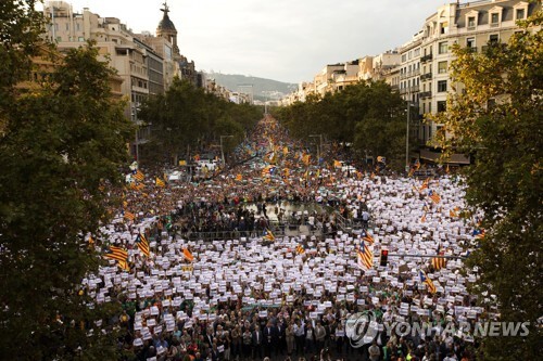 21일(현지시간) 바르셀로나 도심에서 열린 스페인 정부 반대 시위[AP=연합뉴스]