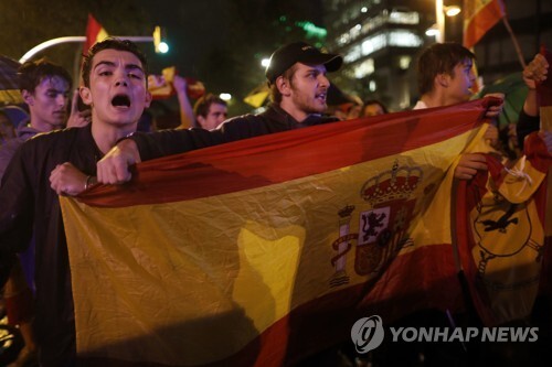 지난 18일(현지시간) 바르셀로나 도심에서 열린 카탈루냐 분리독립 반대 집회 참가자들[AP=연합뉴스]