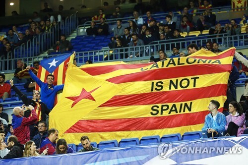 지난 18일(현지시간) FC바르셀로나 경기장에 걸린 카탈루냐 독립 지지 깃발[EPA=연합뉴스]