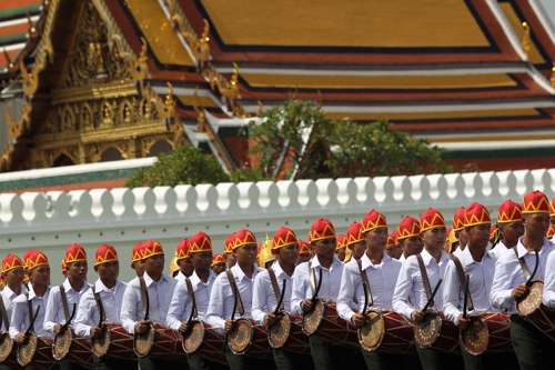 푸미폰 태국 국왕 장례식 리허설에 전통 의상을 입은 군악대가 왕궁 앞을 지나고 있다.