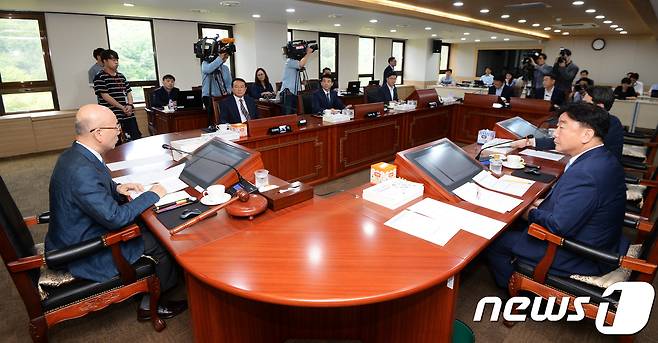 이효성 방송통신위원회 위원장(왼쪽)이 정부과천청사에서 회의를 주재하는 모습/뉴스1 © News1
