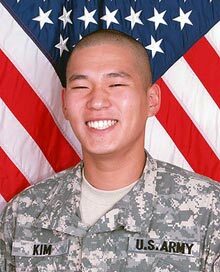 지난 2007년 이라크전에 미군 소속으로 참전했다가 숨진 김신우 병장. 당시 그는 전우들을 지키려고 온몸으로 수류탄을 막았다. /주한 미군·오렌지카운티 레지스터