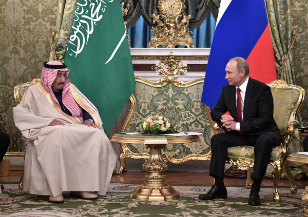 러시아를 방문한 사우디 살만 국왕이 지난 5일 모스크바 크렘린에서 블라디미르 푸틴 러시아 대통령과 만나 회담하고 있다. 크렘린