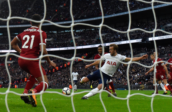 토트넘 해리 케인이 23일 윔블리 구장에서 열린 리버풀과의 프리미어리그 홈경기에서 자신의 두 번째 골을 터뜨리고 있다.게티이미지코리아