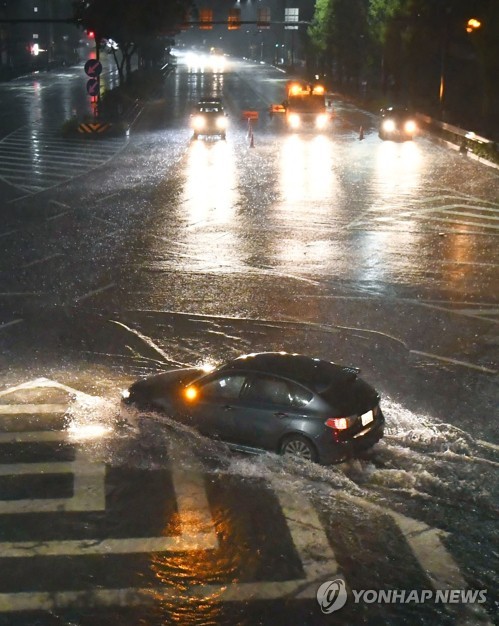 (나고야 교도=연합뉴스) 제21호 태풍 '란'이 일본 열도를 강타한 가운데 22일 밤 일본 나고야(名古屋)시의 도로가 태풍의 영향으로 물에 잠겨 있다. 2017.10.23