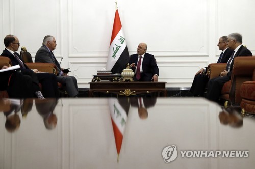 (바그다드 AFP=연합뉴스) 렉스 틸러슨 미 국무장관(왼쪽에서 두번째)과 하이데르 알아바디 이라크 총리(가운데)가 23일 바그다드에서 만나 회담하고 있다. 2017.10.23