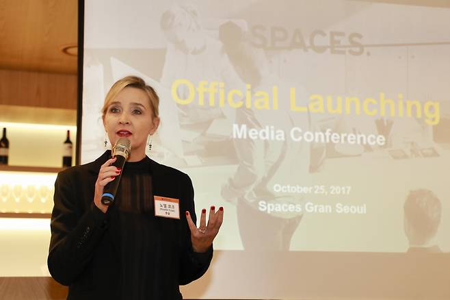 글로벌 공유오피스 업체 스페이시즈의 노엘 코크(Noelle Coak) 한국·대만 및 태국 지역 총괄(사진)이 25일 서울 종로구 창진동에 문을 연 국내 스페이시즈 1호점 '스페이시즈 그랑 서울'에서 스페이시즈를 소개하는 기자간담회를 하고 있다. /사진제공=스페이시즈
