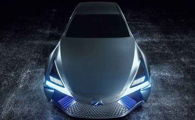 더 커진 헤드램프. 레이저 광원이 적용된다