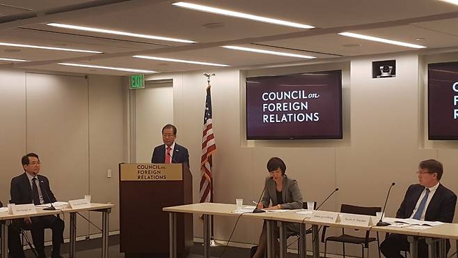홍준표 자유한국당 대표가 25일((미국 현지시각) 미국 외교협회(CFR) 에서 열린 한반도 전문가 간담회에서 연설을 하고 있다./2017.10.24.© News1