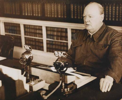 사이렌 슈트를 입고 대국민 라디오 연설을 하는 모습. /출처=위키피디아